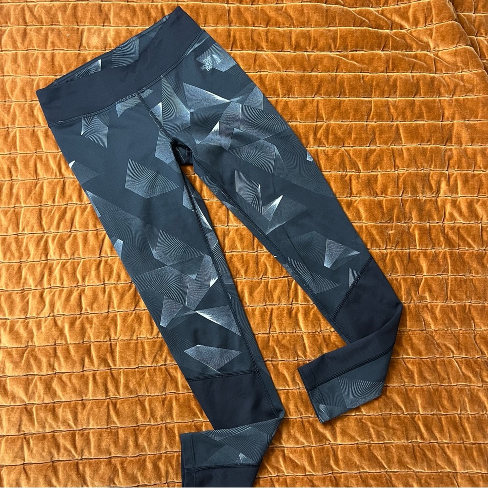 The North Face Black and Gray Geometric Leggings Flash Dry Size Small‎